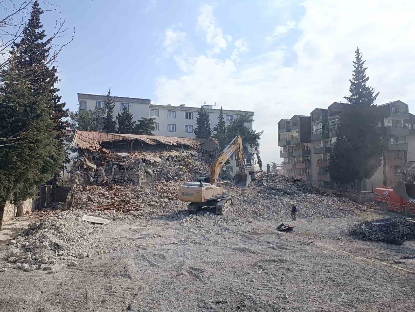 Kahramanmaraş’ta metruk binalar korku saçıyor
