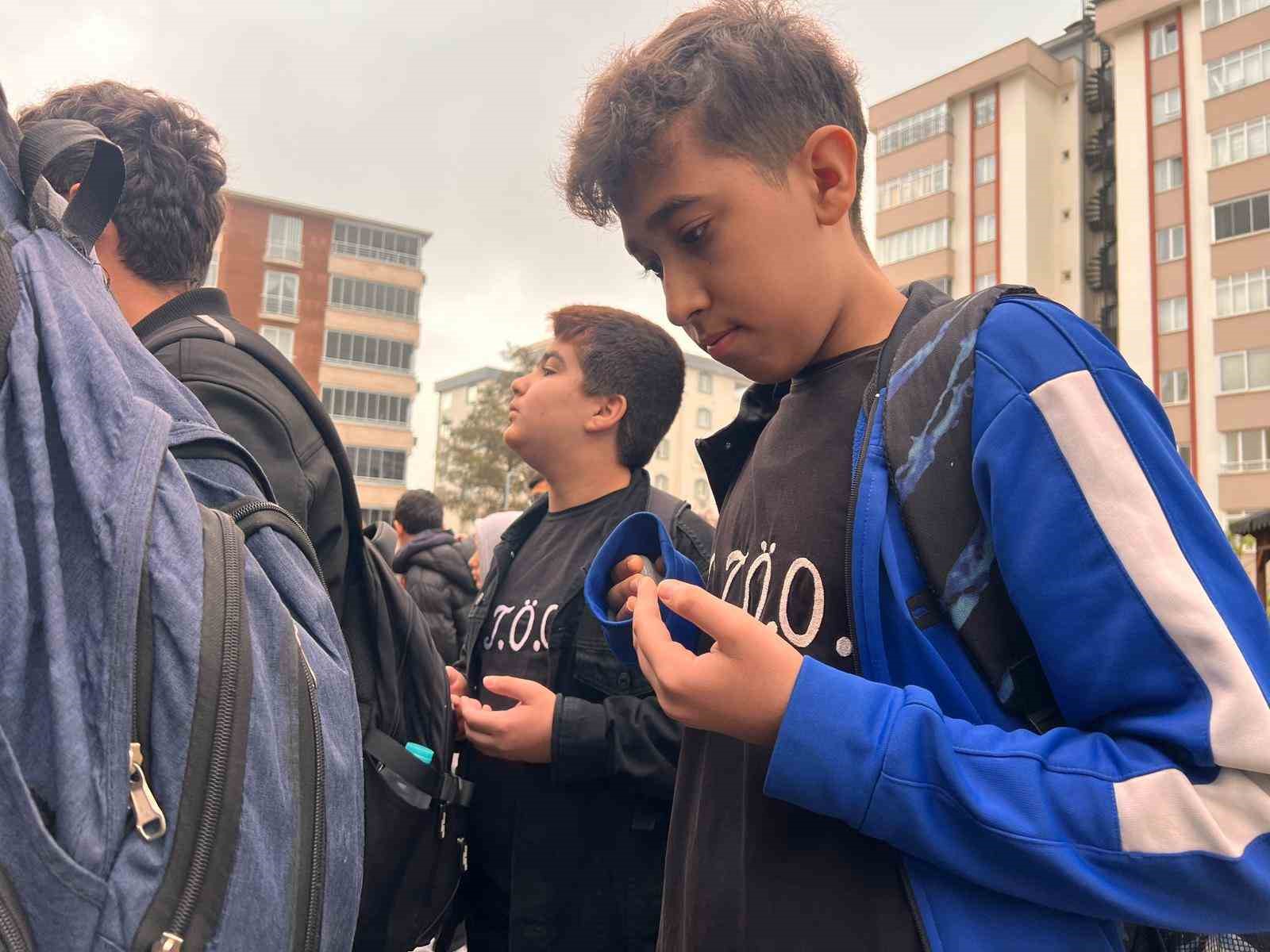 Kahramanmaraş’ta öğrenciler, saldırıda hayatını kaybedenler için dua etti
