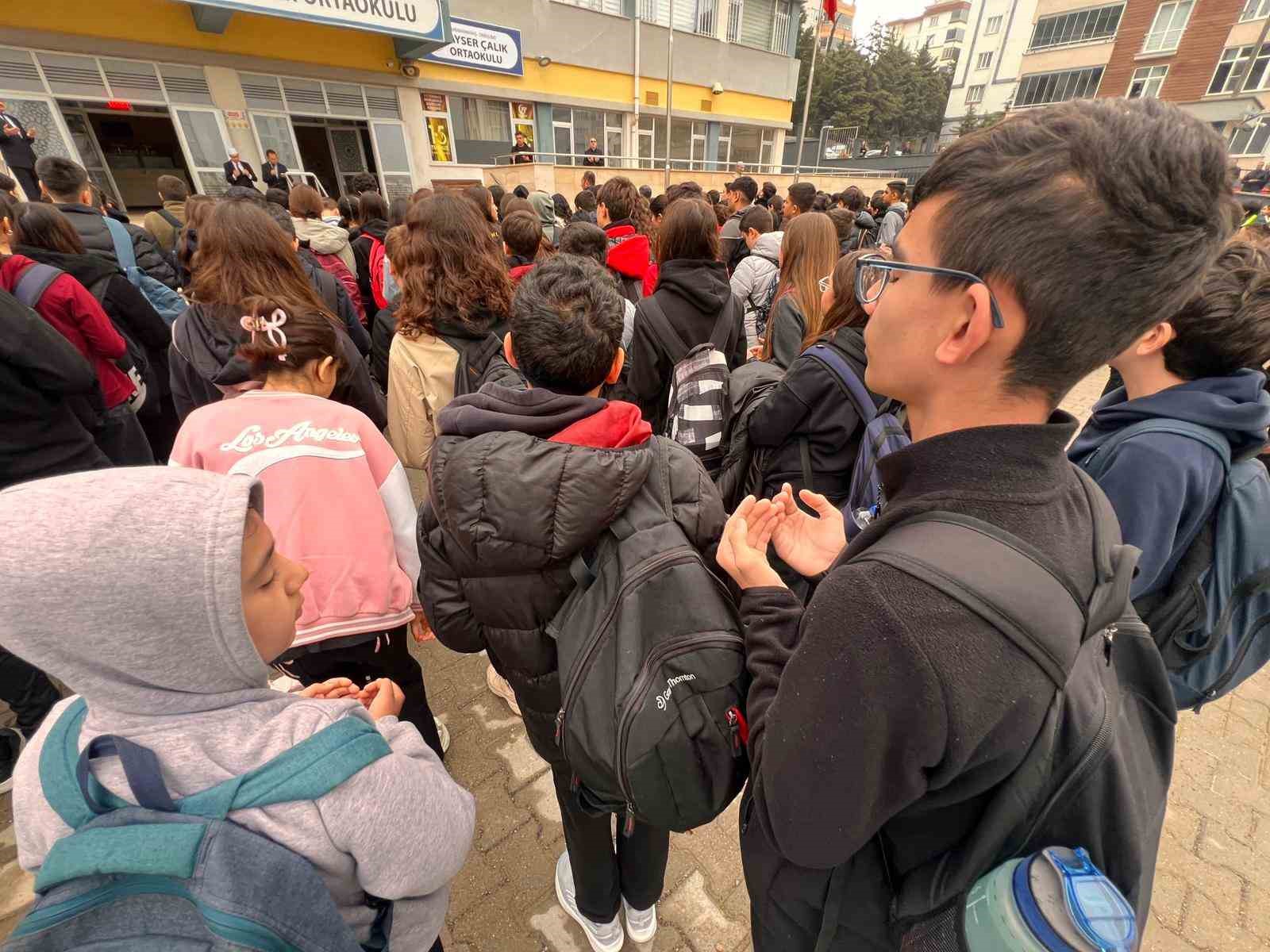 Kahramanmaraş’ta öğrenciler, saldırıda hayatını kaybedenler için dua etti
