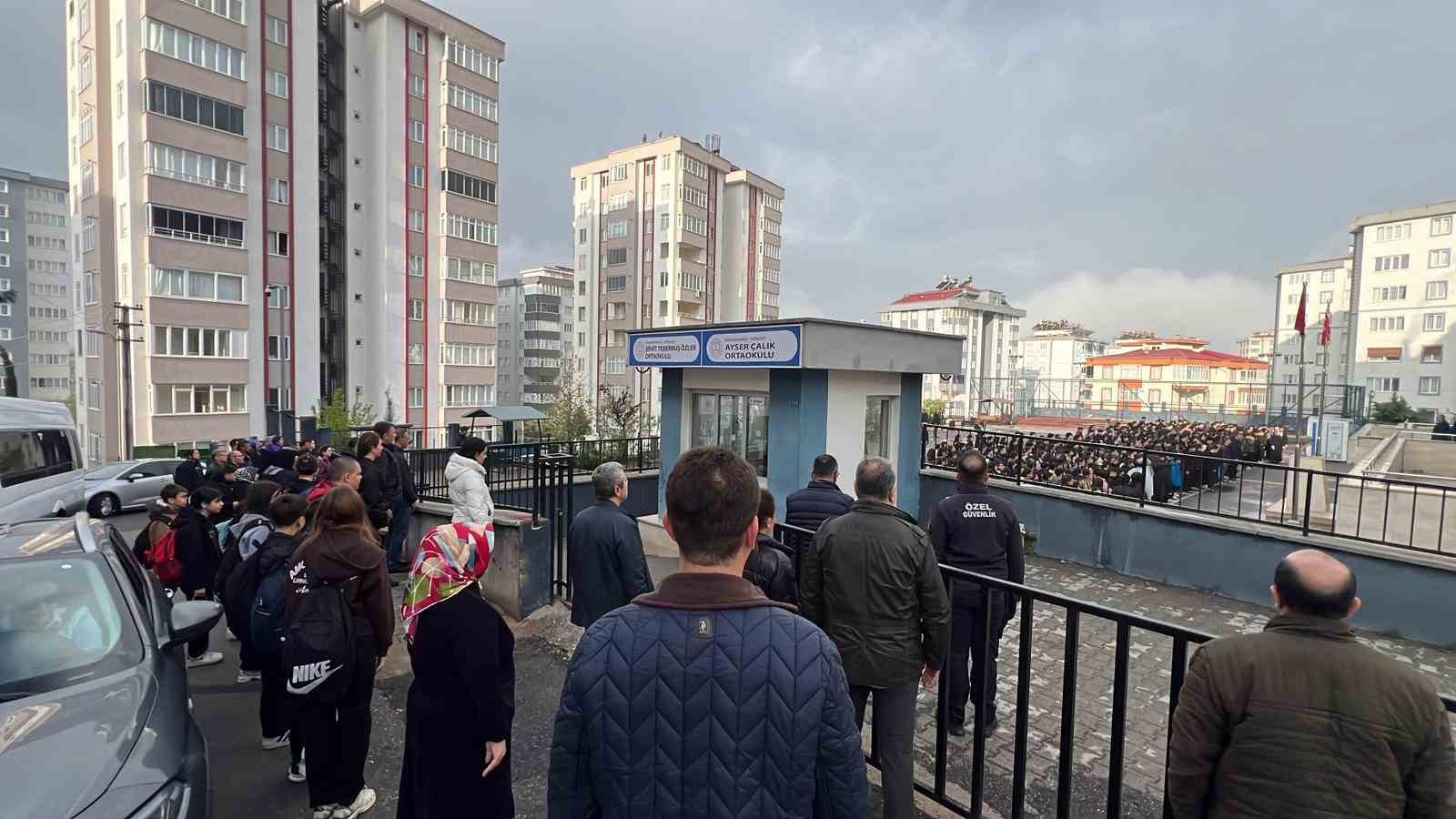 Kahramanmaraş’ta öğrenciler, saldırıda hayatını kaybedenler için dua etti
