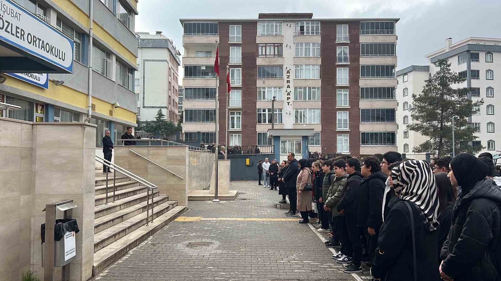 Kahramanmaraş’ta öğrenciler, saldırıda hayatını kaybedenler için dua etti
