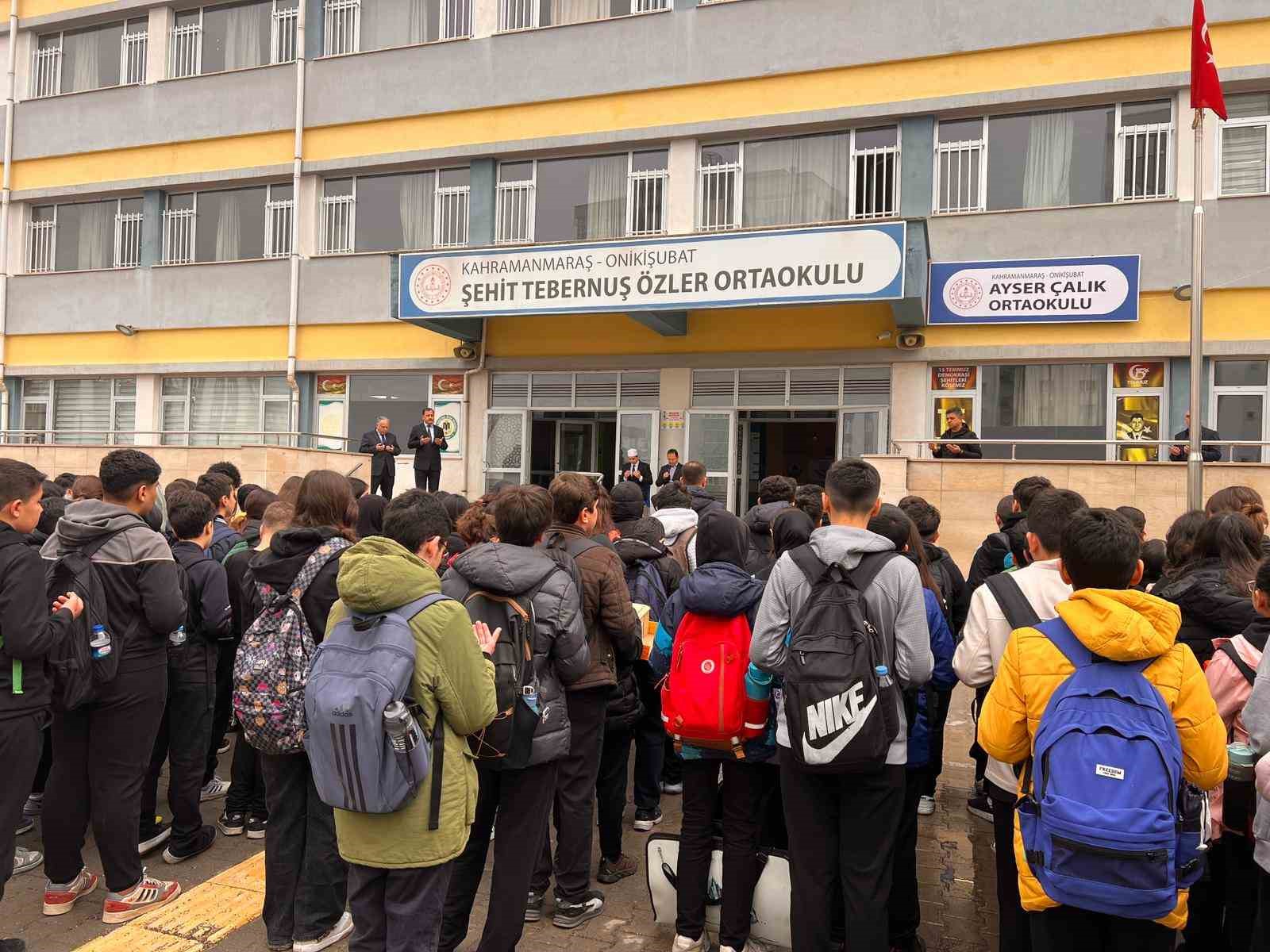 Kahramanmaraş’ta öğrenciler, saldırıda hayatını kaybedenler için dua etti
