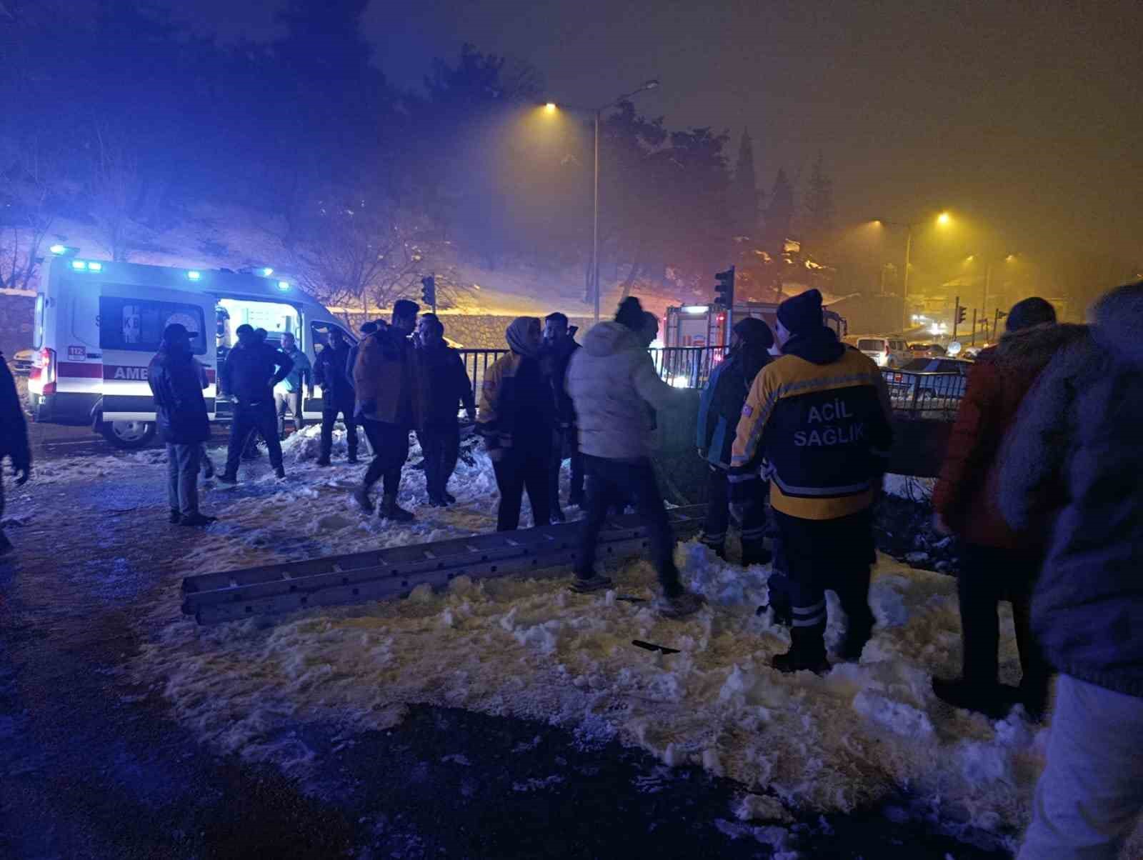 Kahramanmaraş’ta otomobil köprüden uçtu 1’i ağır 4 kişi yaralandı
