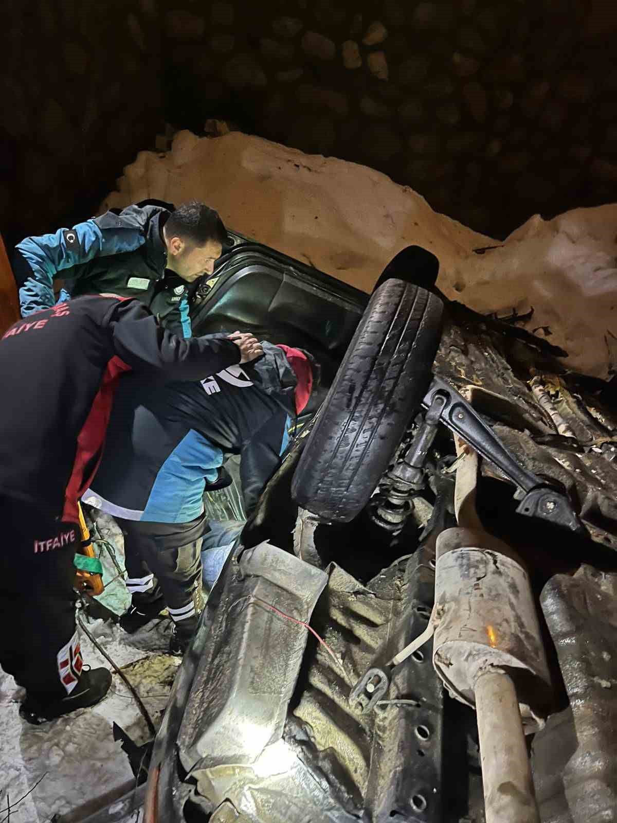 Kahramanmaraş’ta otomobil köprüden uçtu 1’i ağır 4 kişi yaralandı
