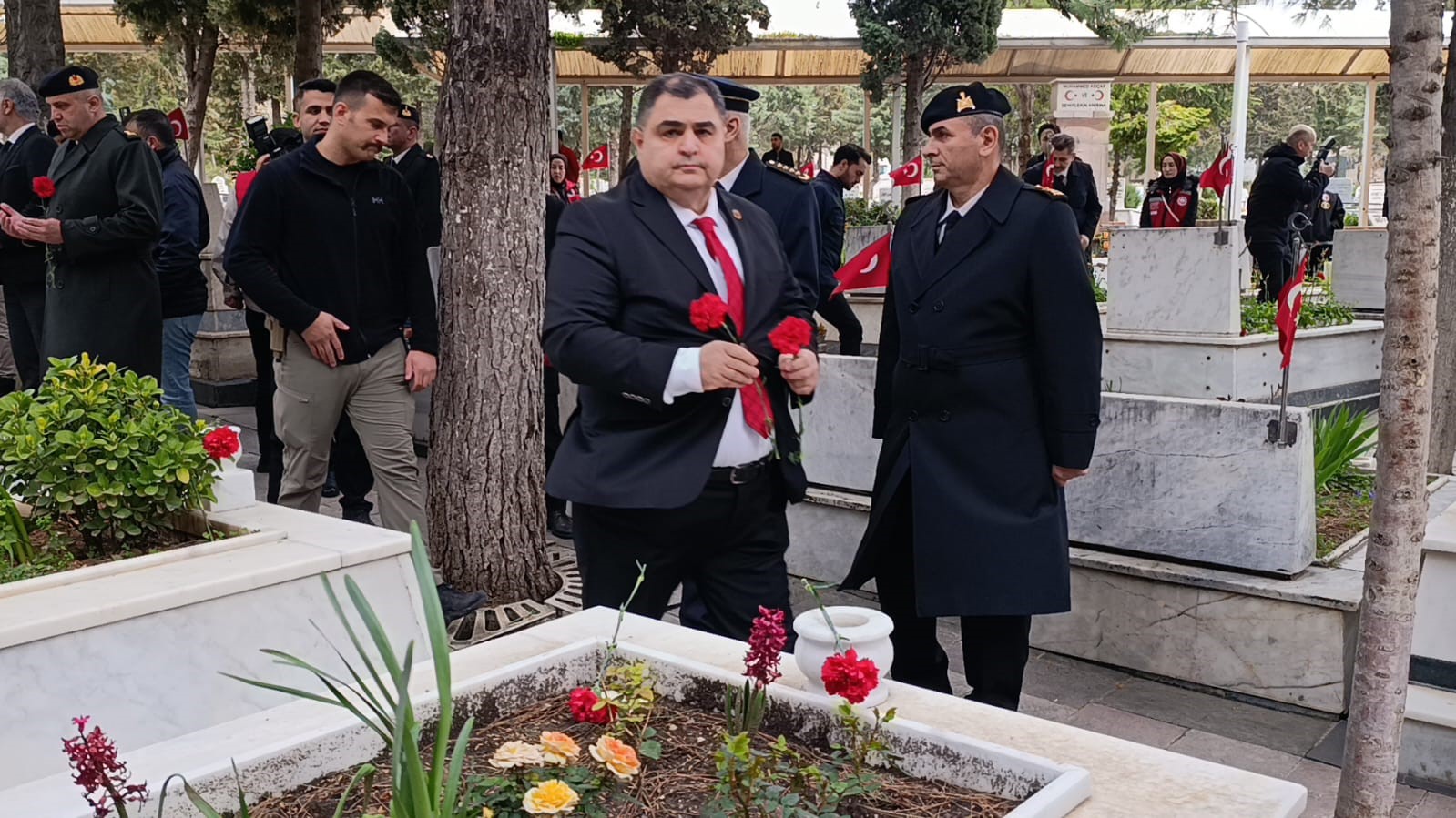 Kahramanmaraş’ta protokolden bayram öncesi şehitlik ziyareti
