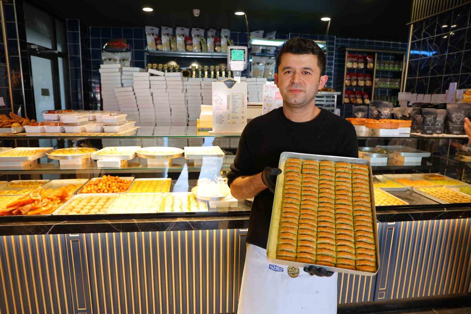 Kahramanmaraş’ta Ramazan tatlıları tezgahları süslüyor
