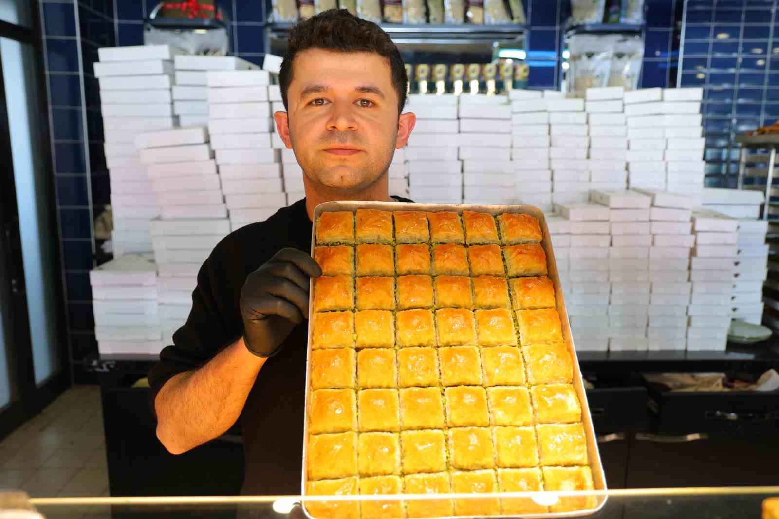 Kahramanmaraş’ta Ramazan tatlıları tezgahları süslüyor
