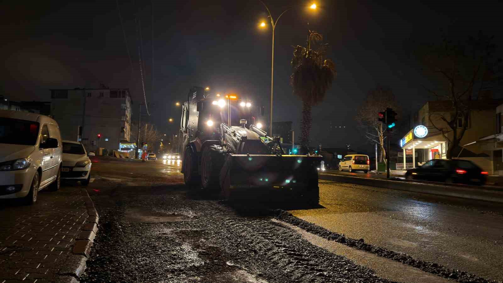 Kahramanmaraş’ta şiddetli yağışa karşı seferberlik
Kahramanmaraş’ta şiddetli yağışa karşı seferberlik