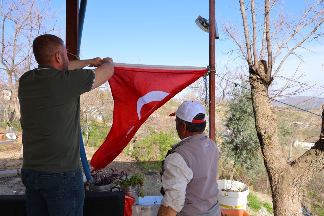 Kahramanmaraş’ta silah seslerini duyunca okula koşan baba yaşadıklarını anlattı
Kahramanmaraş’ta silah seslerini duyunca okula koşan baba yaşadıklarını anlattı