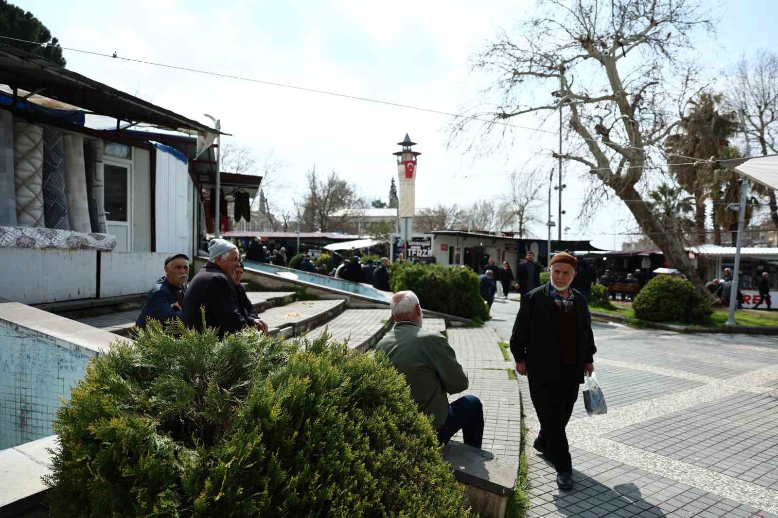 Kahramanmaraş’ta Ulu Cami Meydanı’nın müdavimleri
