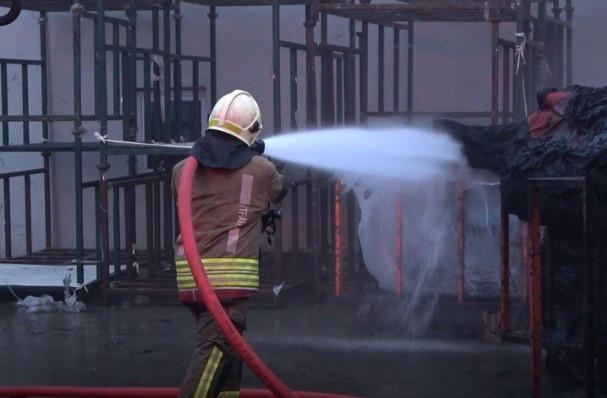 Kahramanmaraş’ta yangına müdahale eden itfaiye eri darbedildi
