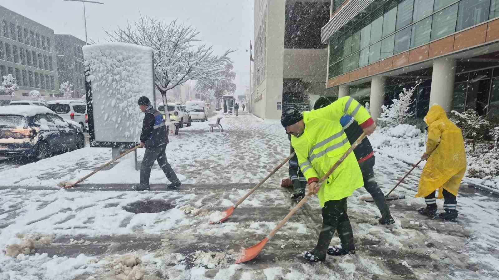 Kahramanmaraş’ta yaya yolları temizleniyor
Kahramanmaraş’ta yaya yolları temizleniyor