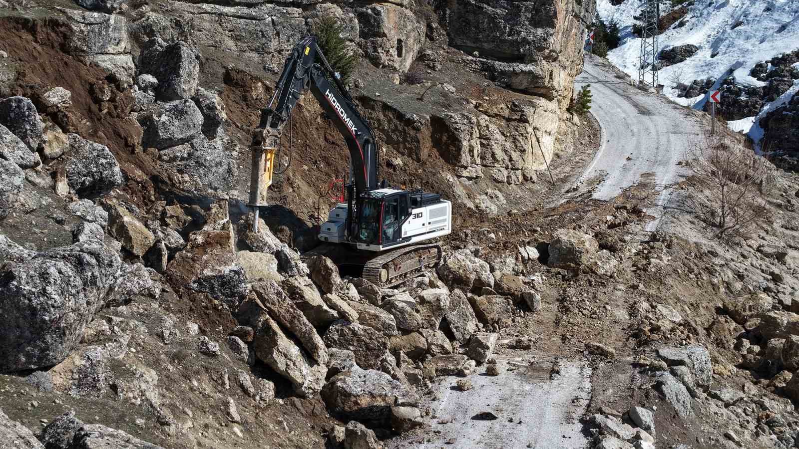 Kahramanmaraş’ta yol açma ve onarım çalışmaları sürüyor
