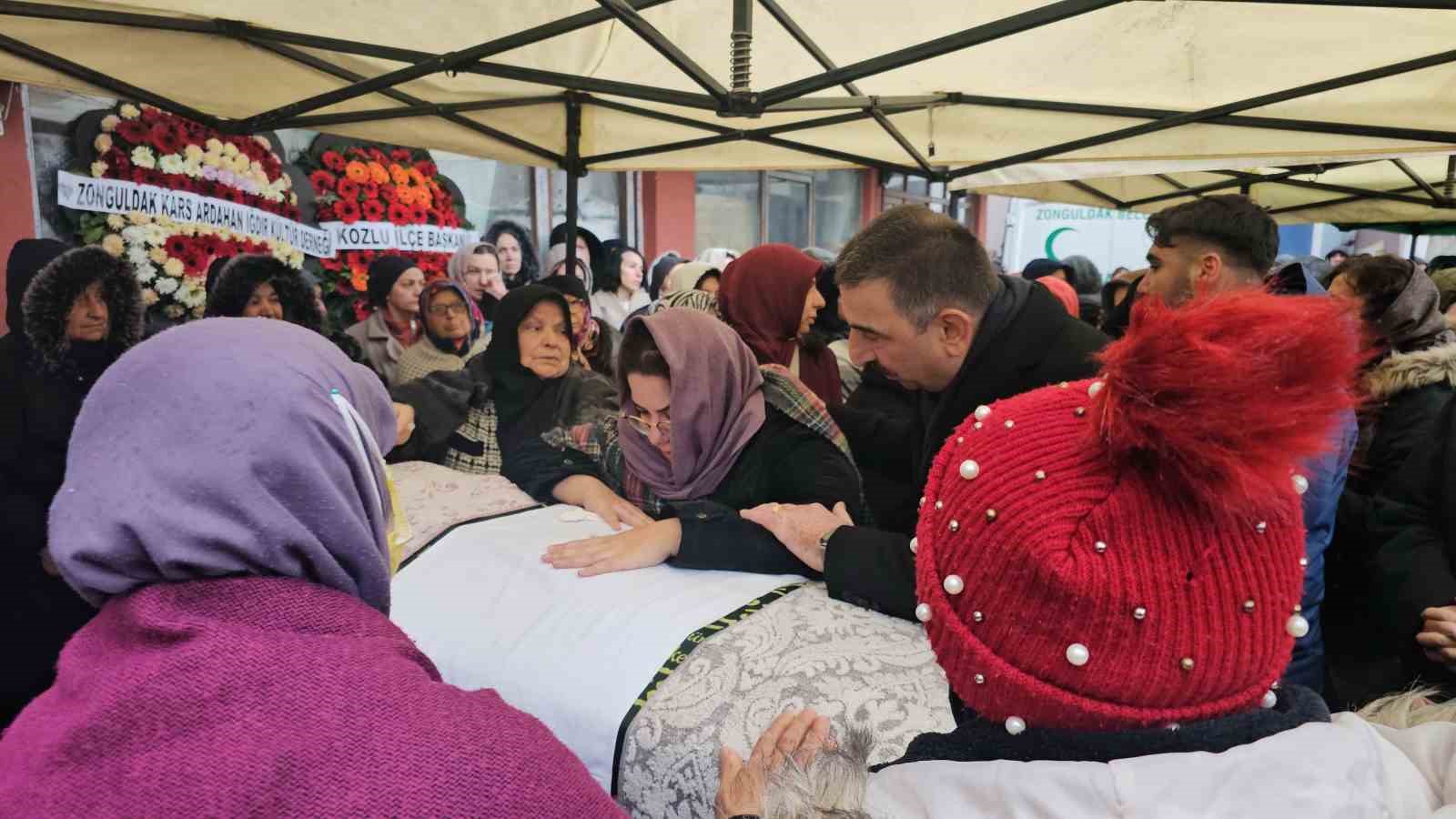 Kahreden tesadüf: 6 yıl önce annesi patates püresinden, kızı ise elma yerken öldü
