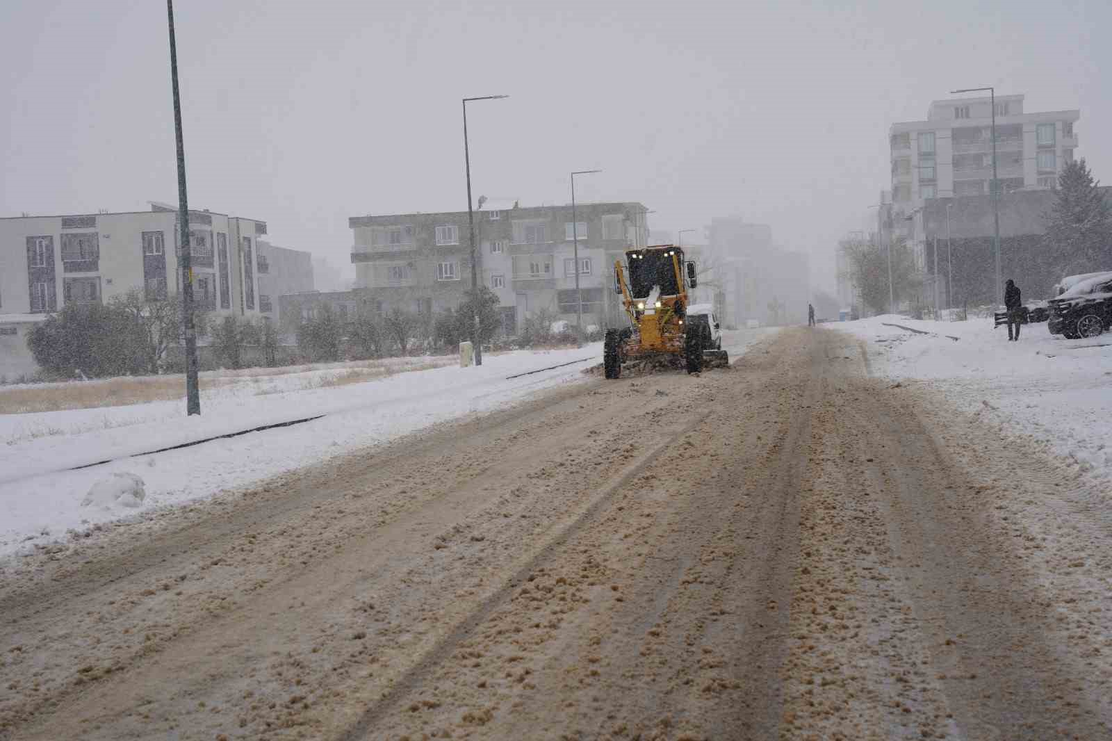 Kahta Belediyesi’nden kar yağışına karşı seferberlik
Kahta Belediyesi’nden kar yağışına karşı seferberlik