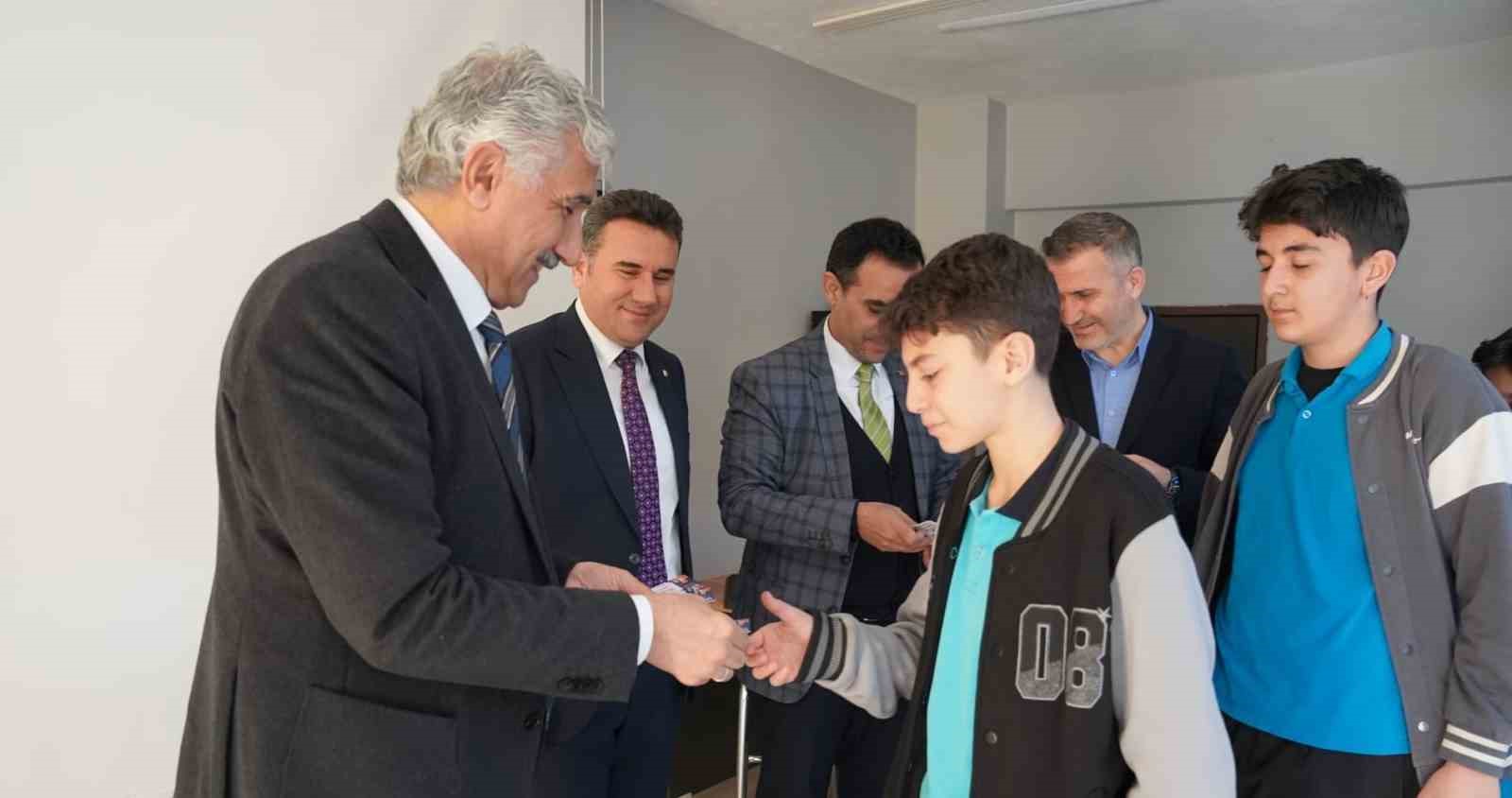 Kahta Belediyesi’nden YKS ve LGS öğrencilerine dijital destek
