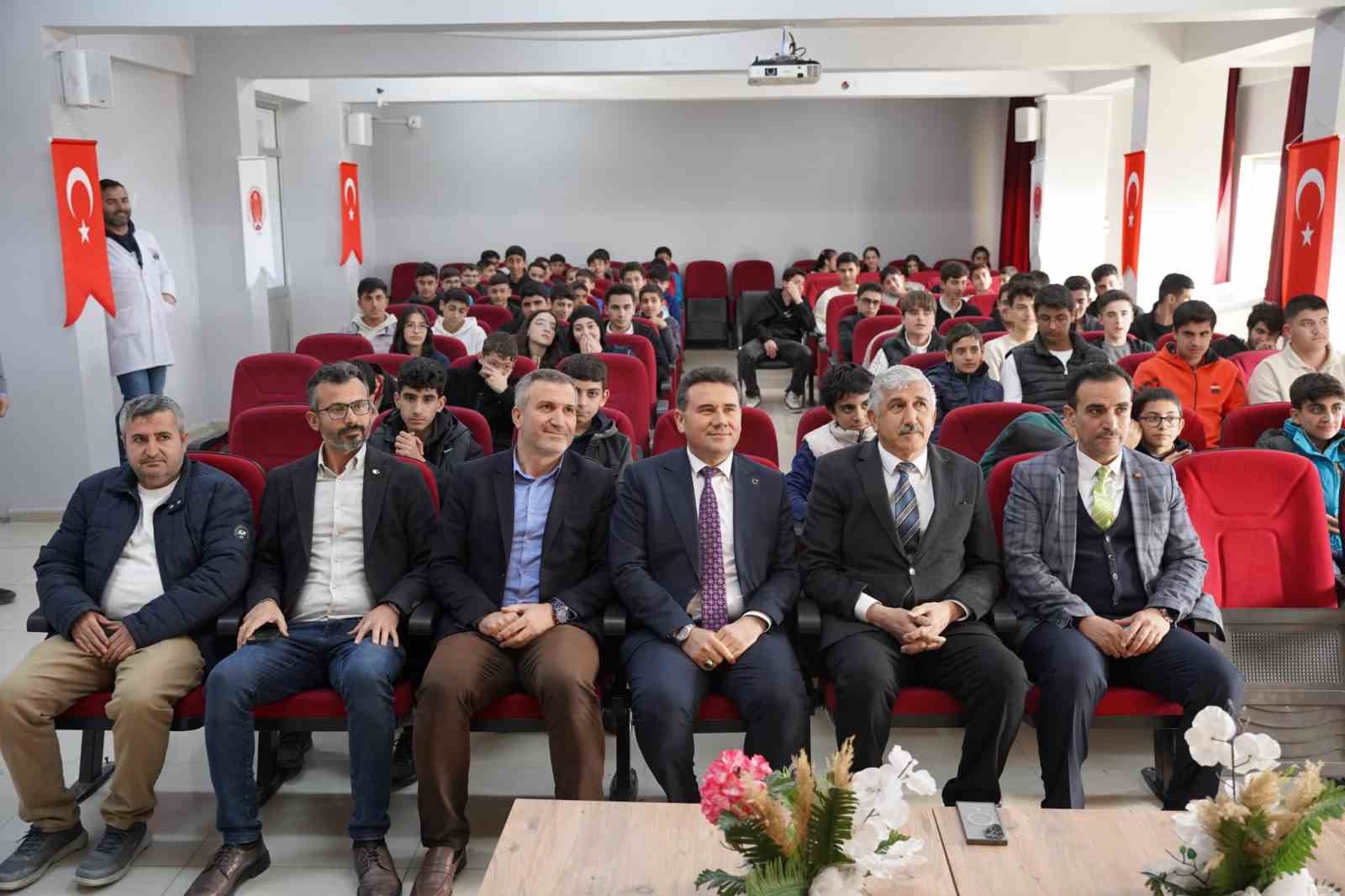 Kahta Belediyesi’nden YKS ve LGS öğrencilerine dijital destek
