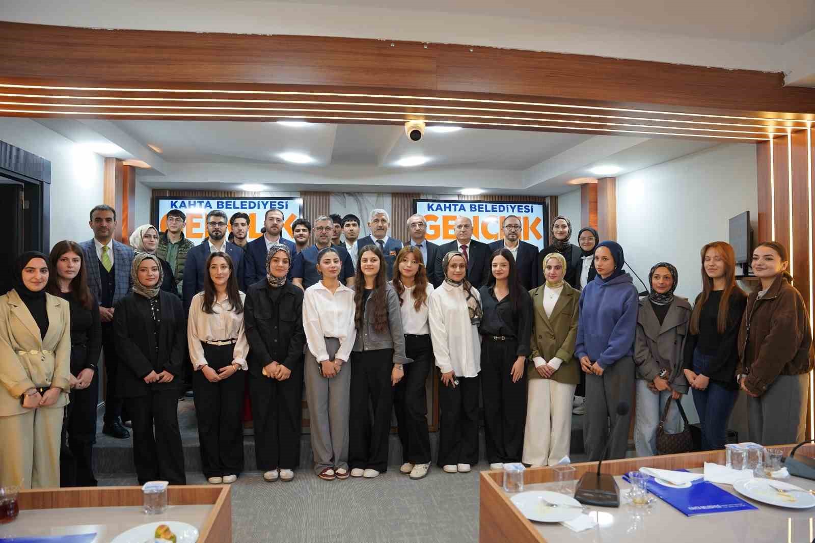 Kahta’da gençlik vizyonu masaya yatırıldı
