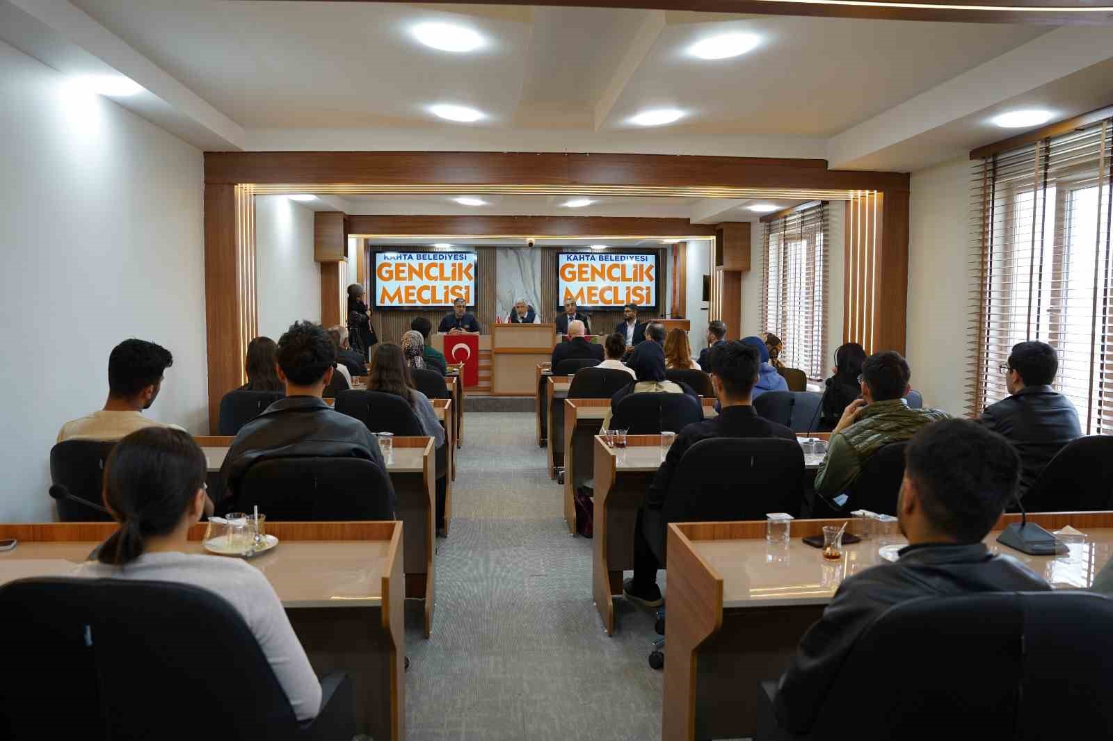 Kahta’da gençlik vizyonu masaya yatırıldı
