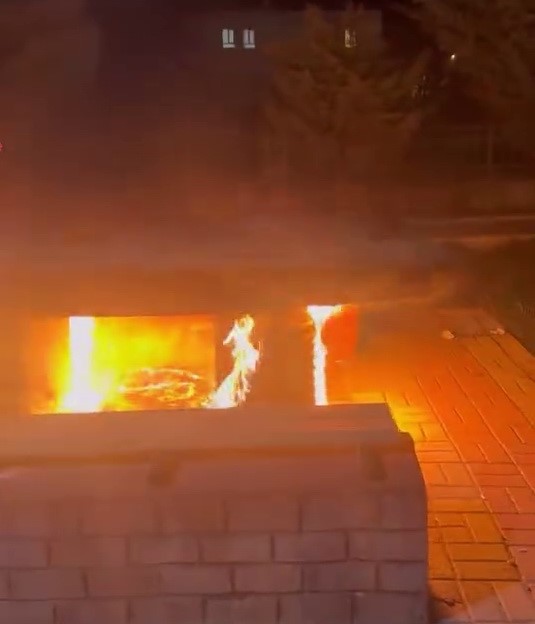 Kahta’da parktaki bank ateşe verildi
