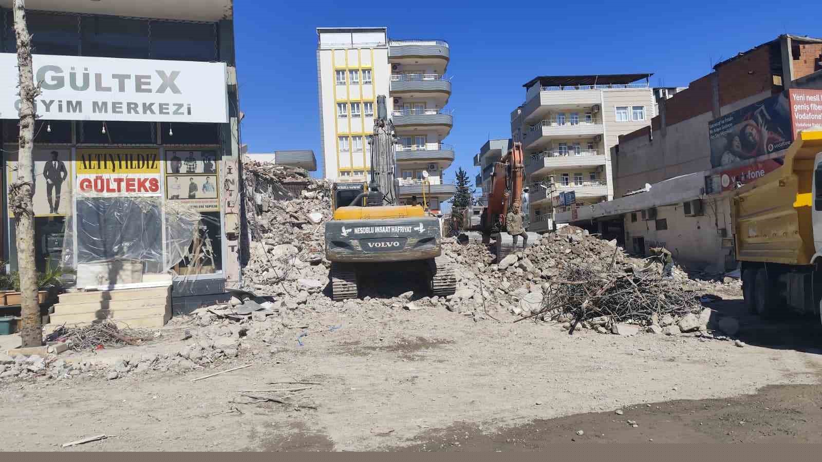 Kahta’da yıkım molozları esnafı mağdur ediyor
