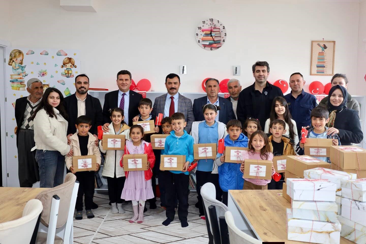 Kahta’daki köy okulunda kütüphane açıldı
