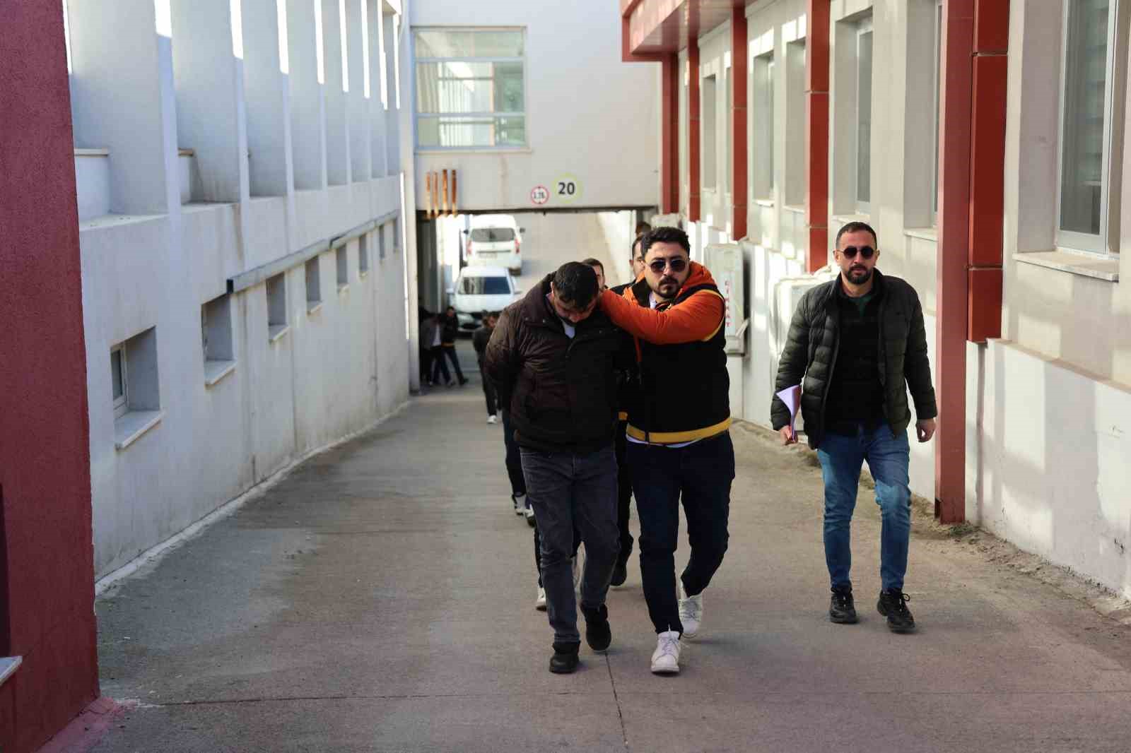 Kahvehanedeki çifte cinayete 11 tutuklama
Kahvehanedeki çifte cinayete 11 tutuklama