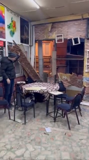 Kahvehanenin duvarları parçalansa da oyunlarına devam ettiler
