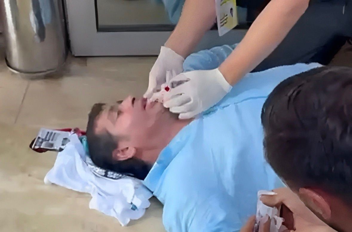 Kalabalık arasında pusuya yatıp Federasyon Başkanına yumrukla ve bıçakla saldırdılar
