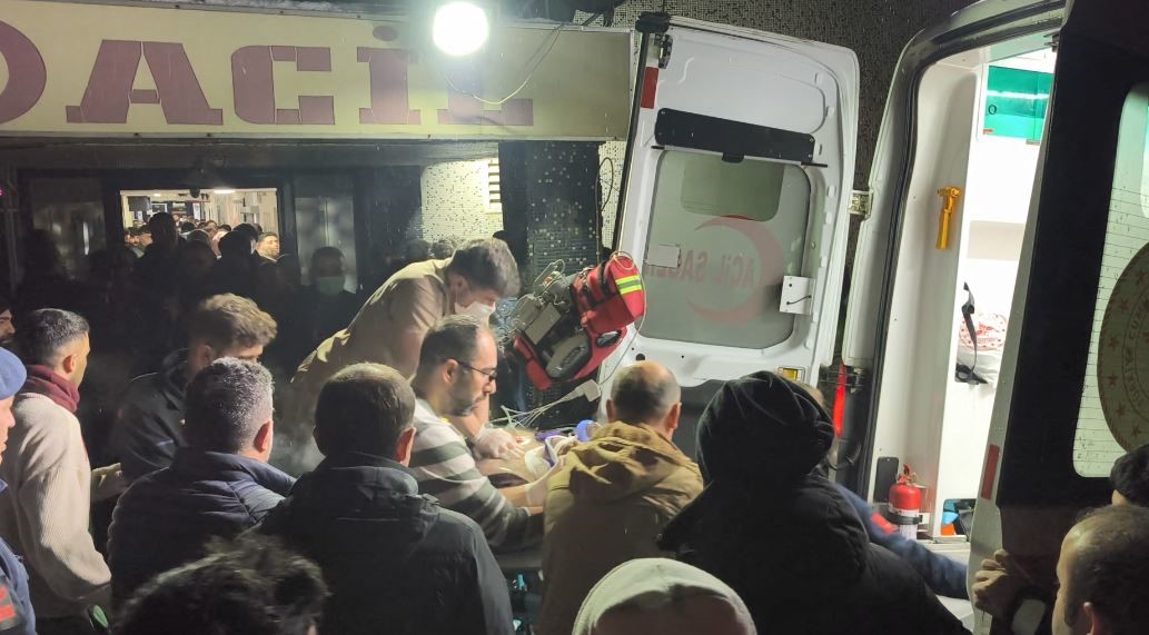 Kalbi duran yaralı için doktor sedye üzerinde kalp masajı yaptı
