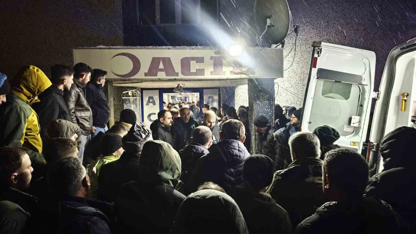 Kalbi duran yaralı için doktor sedye üzerinde kalp masajı yaptı
