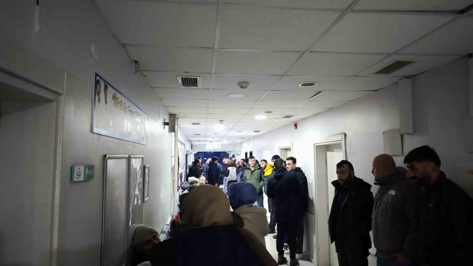 Kalbi duran yaralı için doktor sedye üzerinde kalp masajı yaptı
