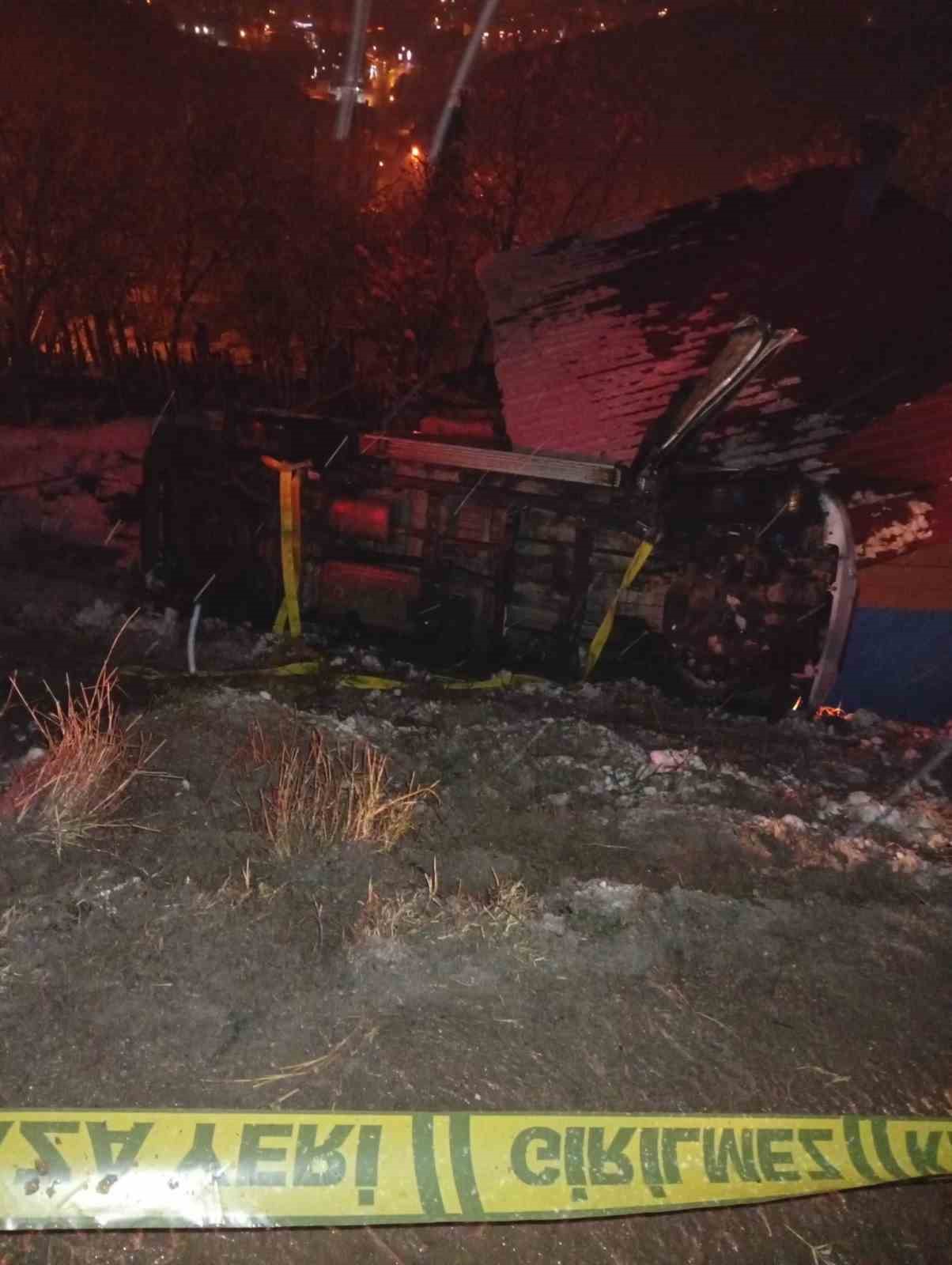 Kalbi duran yaralı için doktor sedye üzerinde kalp masajı yaptı
