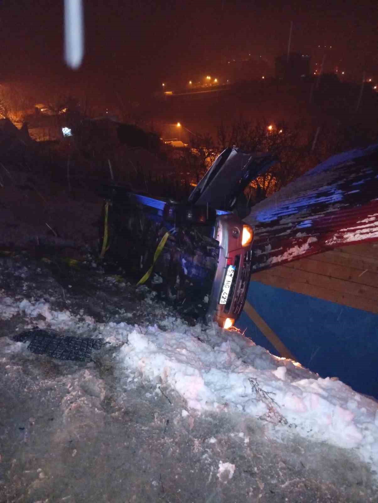 Kalbi duran yaralı için doktor sedye üzerinde kalp masajı yaptı
