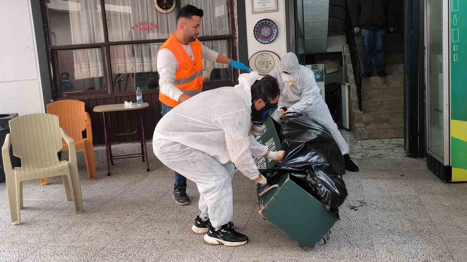 Kaldığı pansiyon odasında ölü olarak bulundu
