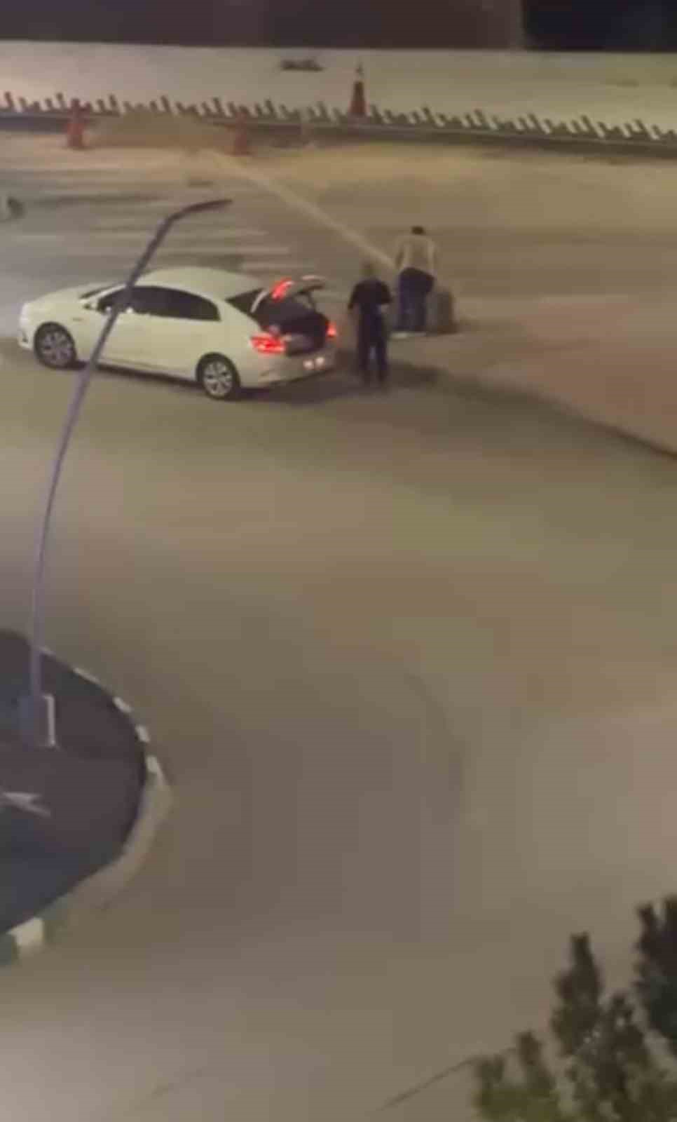 Kaldırım taşı çalan 2 zanlı yakalandı
