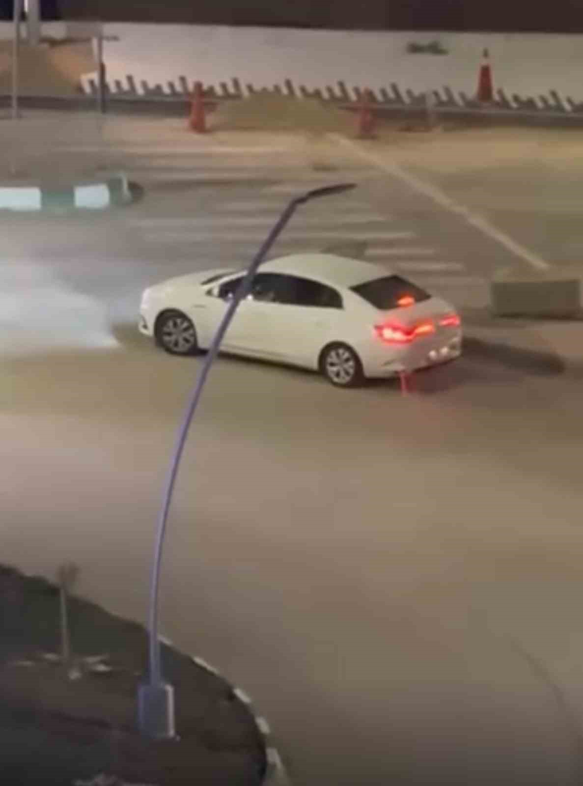 Kaldırım taşı çalan 2 zanlı yakalandı
