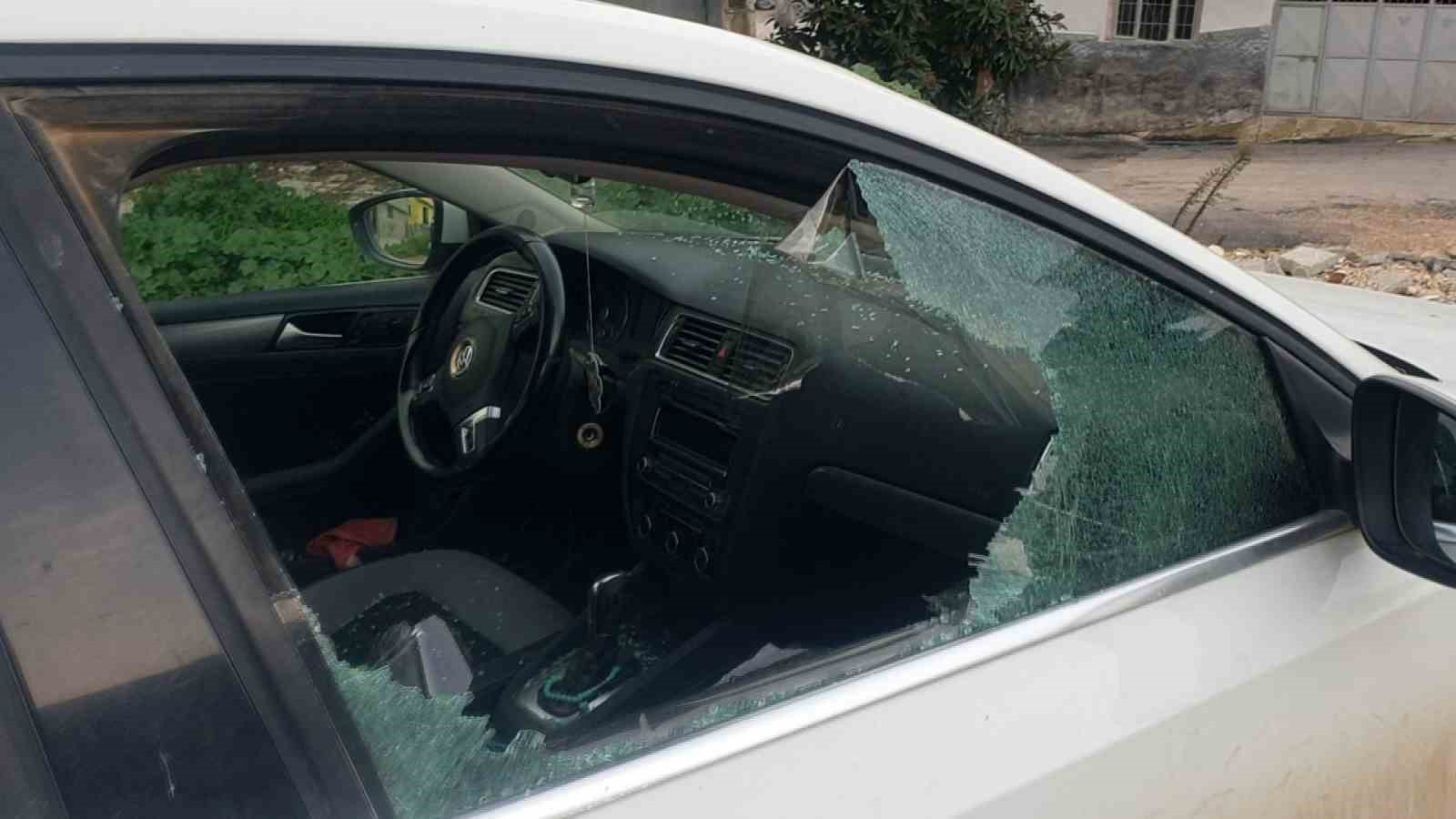 Kaldırım taşıyla camını kırdıkları otomobilden depremzede vatandaşın 100 bin TL’sini çaldılar
