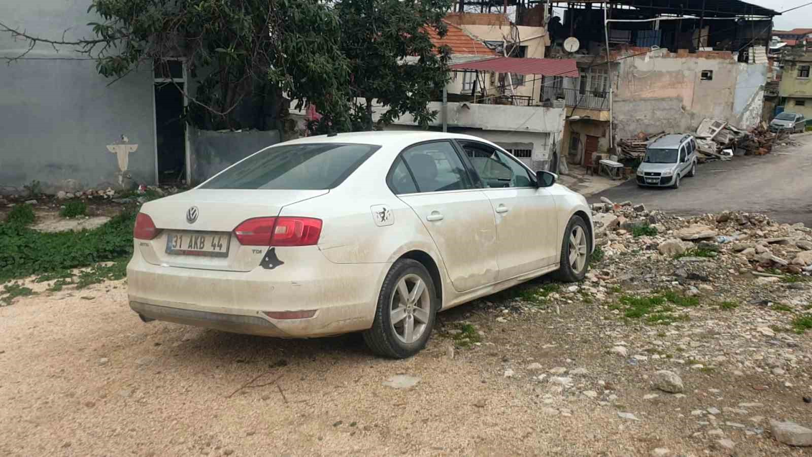 Kaldırım taşıyla camını kırdıkları otomobilden depremzede vatandaşın 100 bin TL’sini çaldılar
