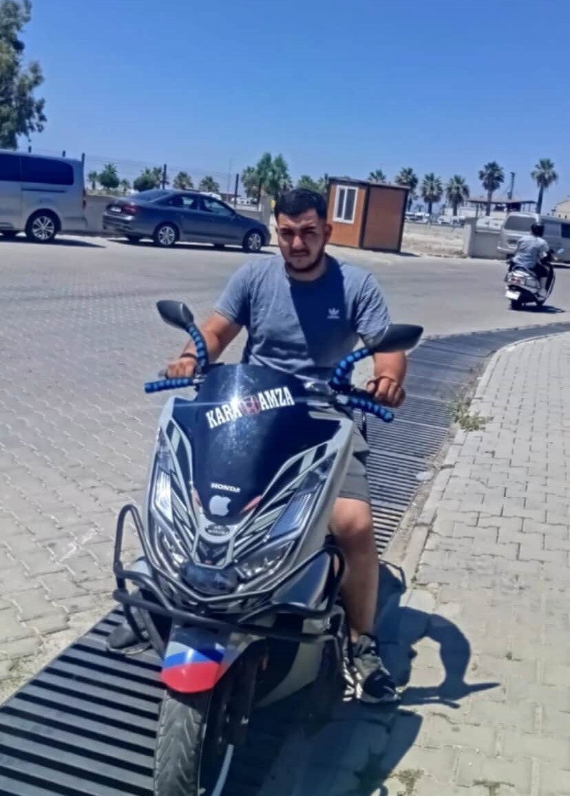 Kaldırıma çarpan motosiklet defalarca takla attı: 22 yaşındaki sürücü hayatını kaybetti
