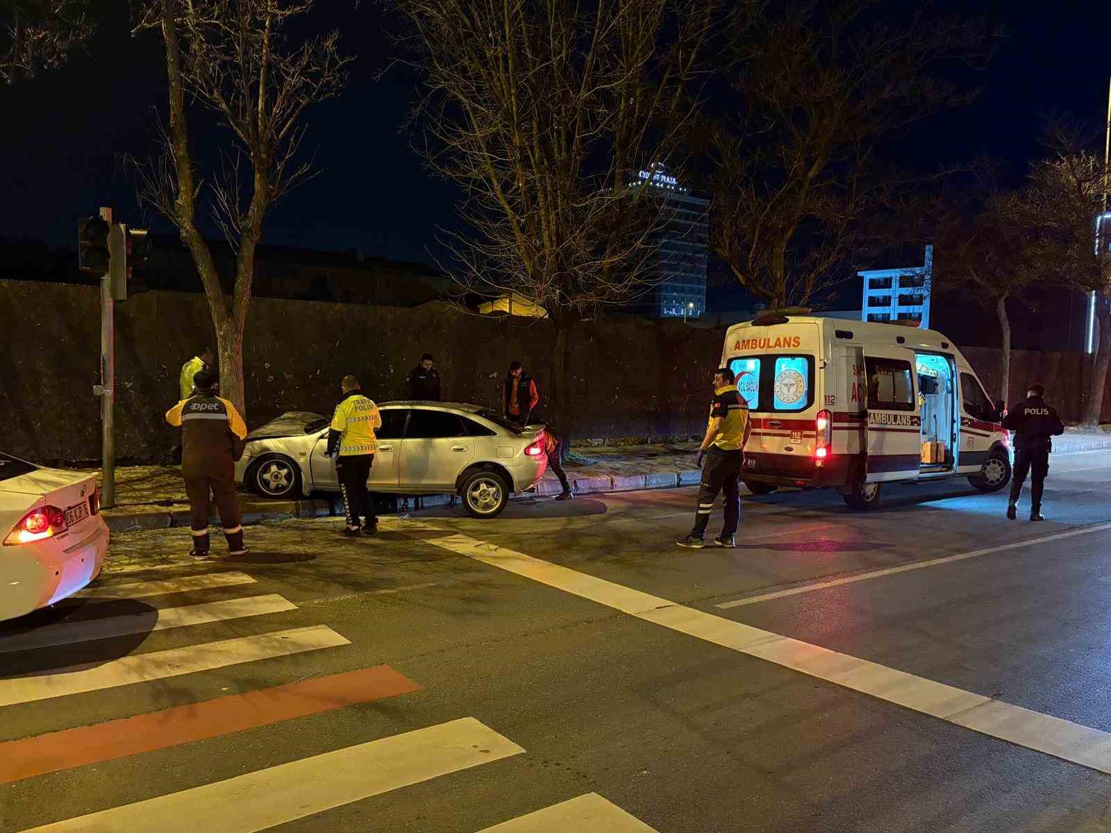 Kaldırıma çıkan otomobil ağaca çarptı: 2 yaralı
