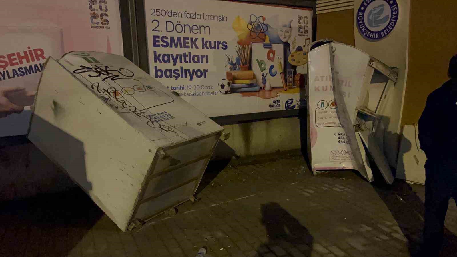 Kaldırıma giren araç, önüne çıkan her şeyi sürükledi
