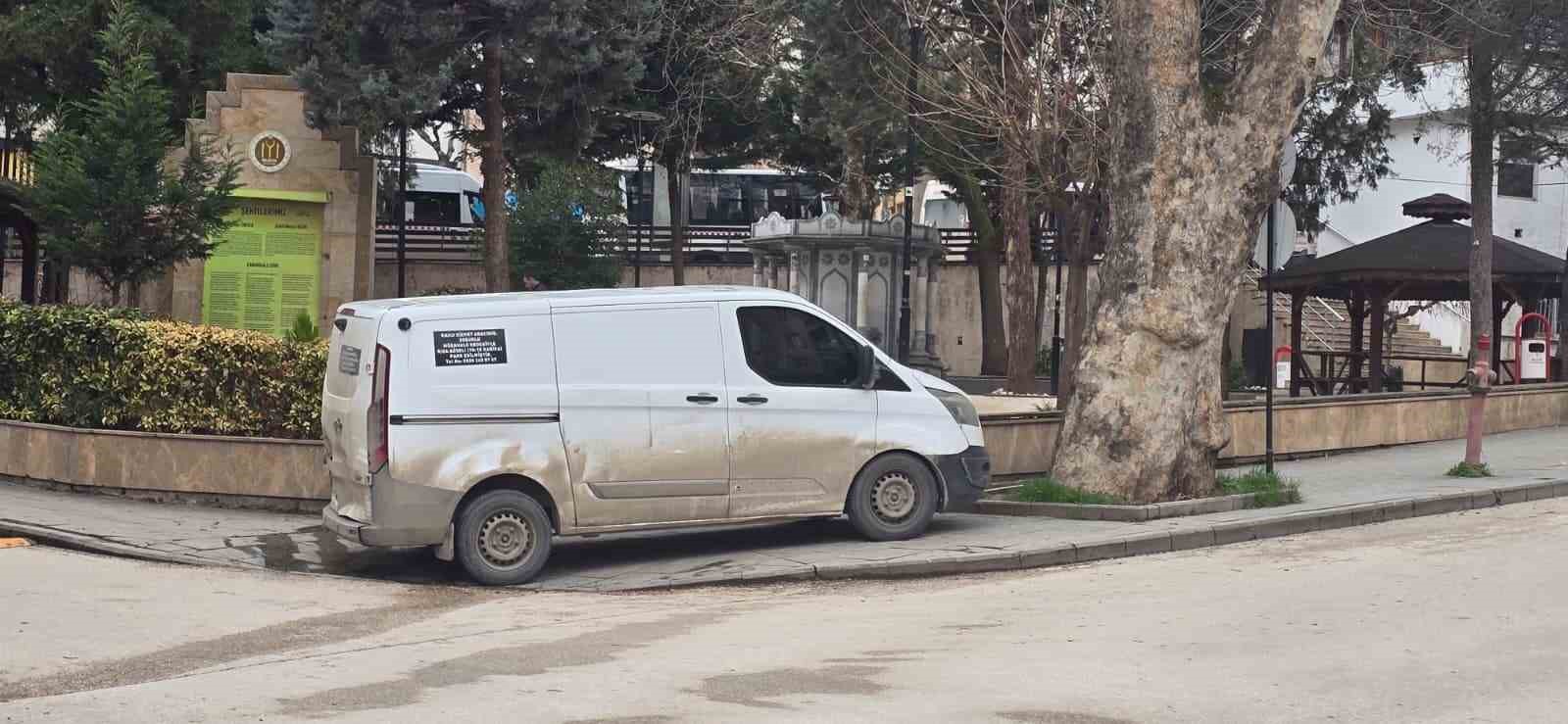 Kaldırıma park araç sürüsüne tepki geldi
