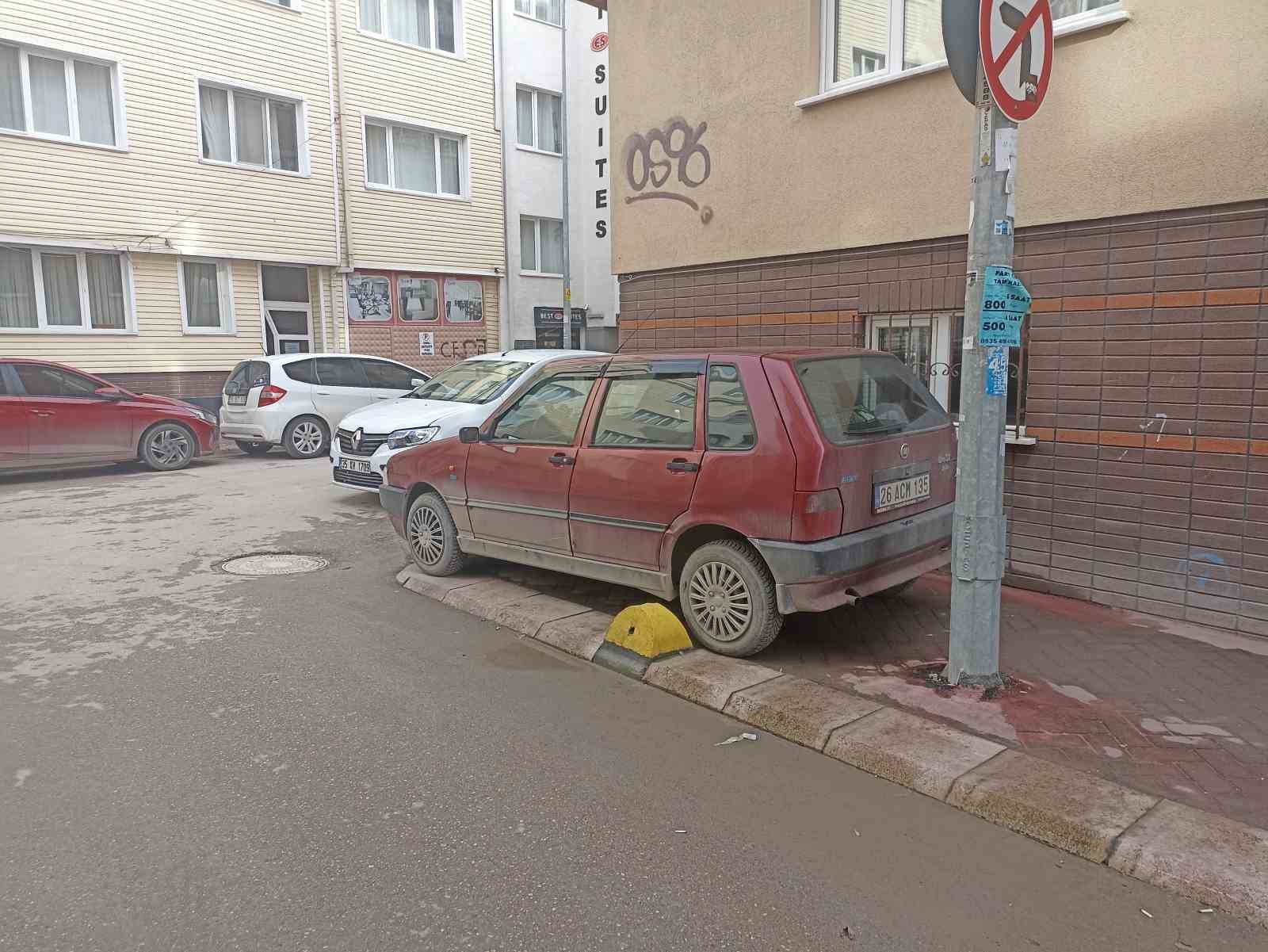 Kaldırıma park eden sürücü hem yayaları hem de engellileri hiçe saydı
