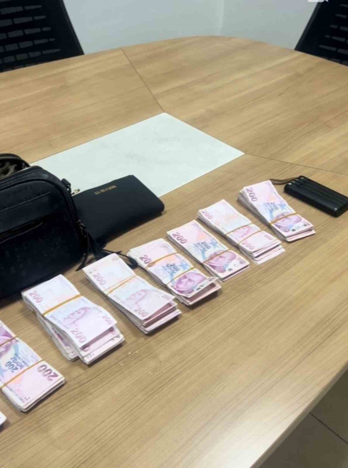 Kaldırımda bulunan para dolu çanta sahibine teslim edildi
