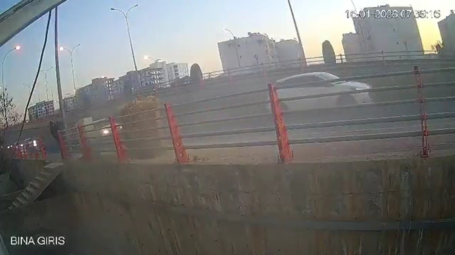 Kaldırımda yürürken hayatının şokunu yaşadı
