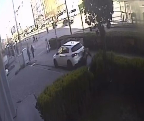 Kaldırımda yürüyen yayanın otomobilin altında kaldığı anın görüntüsü ortaya çıktı

