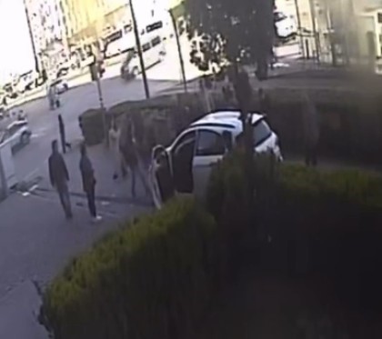 Kaldırımda yürüyen yayanın otomobilin altında kaldığı anın görüntüsü ortaya çıktı
