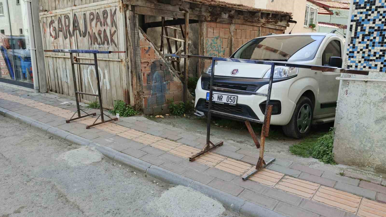Kaldırımı kapatan bariyer kazaya neden oldu: 2 yaşındaki çocuk yaralandı
