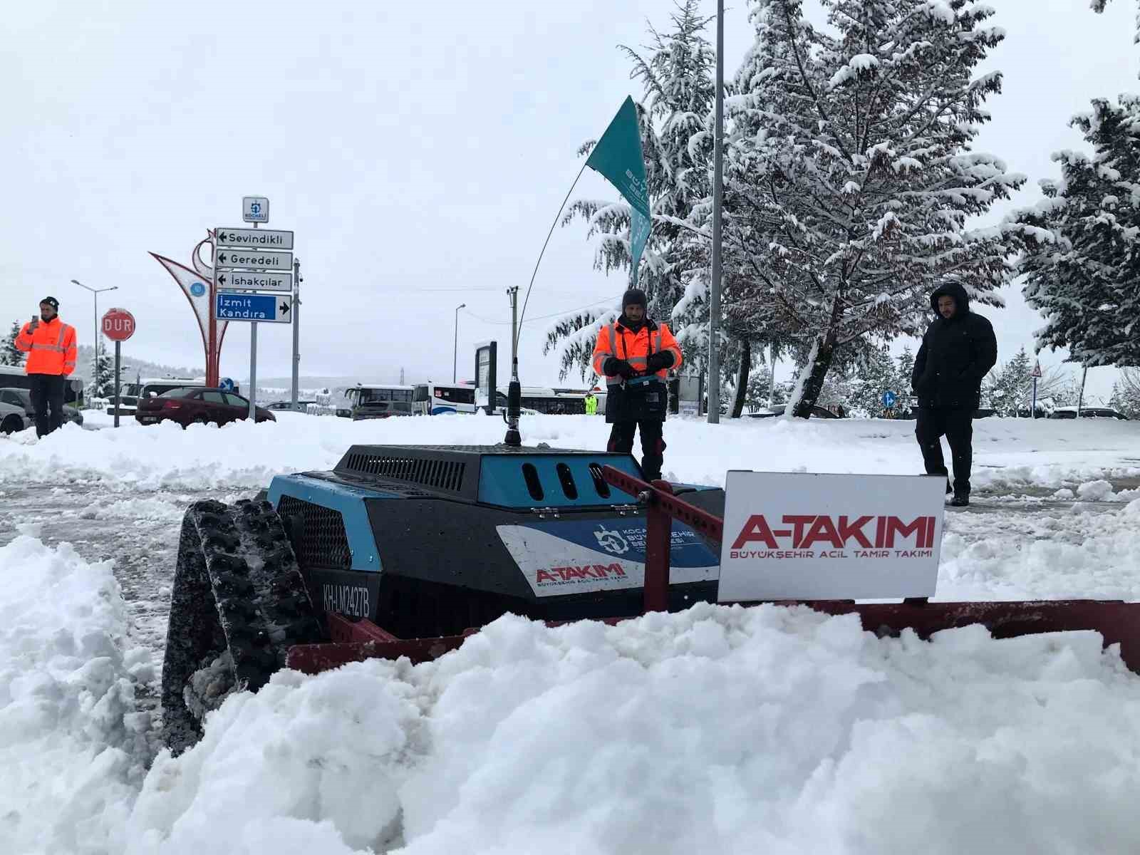 Kaldırımlar robotik araçlarla kardan temizleniyor
